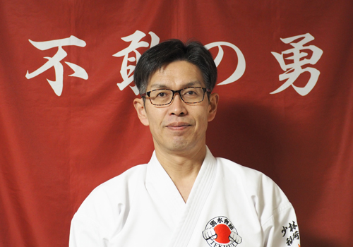 空手道場 本部長 秋山 正